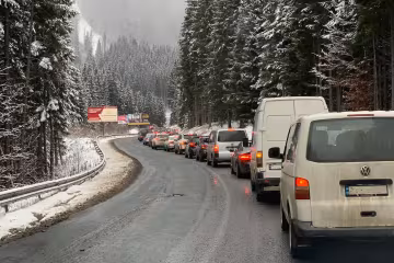 Затори на дорозі на Буковель під час локдауну, фото Facebook