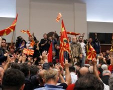 Македонські демонстранти штурмували парламент: постраждали депутати