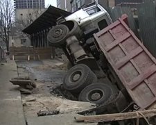 Вантажівка пішла під асфальт у Києві