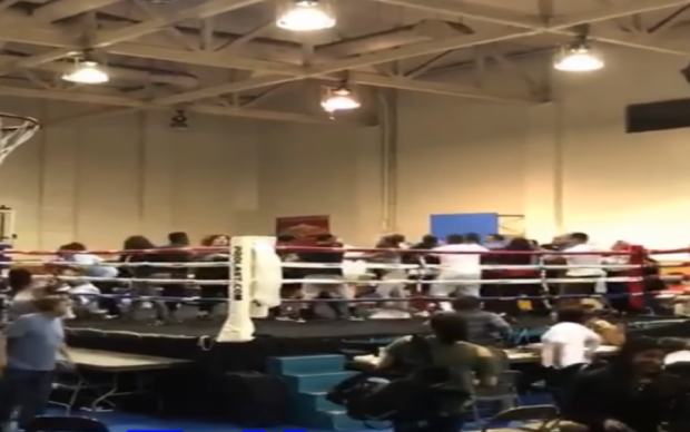 Зрители устроили массовую драку на боксерском турнире в США