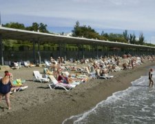 Росіяни вирішили позасмагати на пляжі разом із трупом