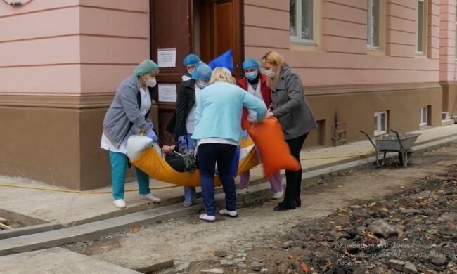 У Чернівцях важкохворого переносили до реанімації на руках, скріншот