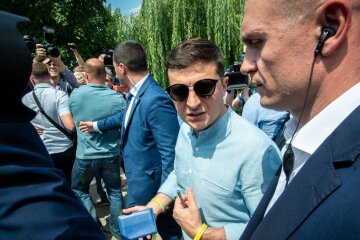 Зеленський від душі повеселив українців своїм офісом: шаурма, пінгвіни і маршрутка