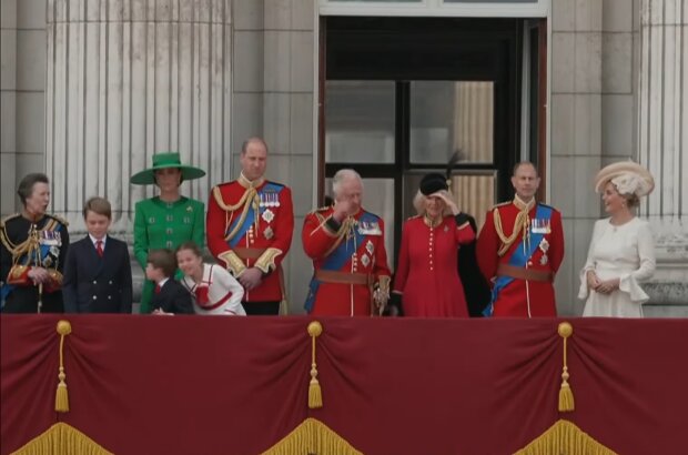 Королевская семья, кадр из видео