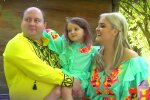 Юрій Ткач із сім'єю. Фото: скрін youtube