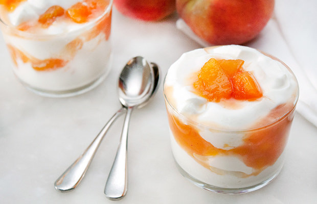 медовий йогурт з ароматизованими персиками: найшвидший рецепт десерту