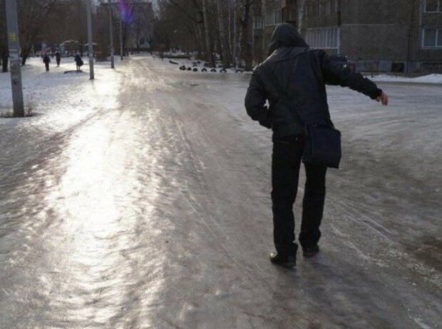 Головне за день понеділка, 10 лютого: Україну штормить, робітників заставлять працювати по 12 годин, а заробітчан не пустять до Польщі