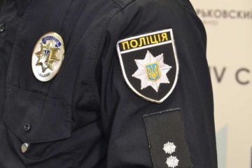 Меры безопасности: одесситка посадила на цепь маленькую дочь  