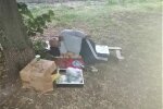 У Дніпрі рятують талановитого художника зi зламаною ногою - живе під деревом, картини продав