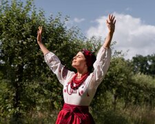 Українські обереги: червона стрічка на дитячому візку