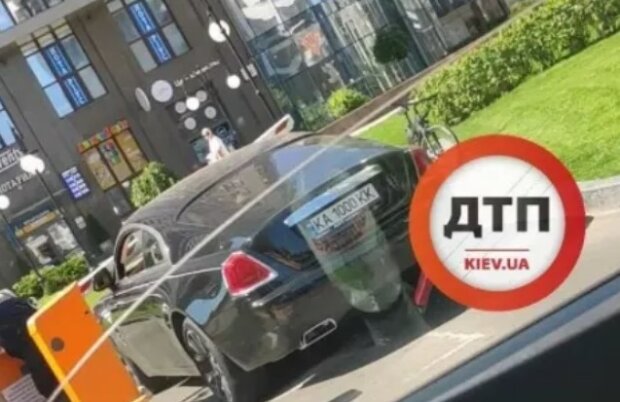 Шлагбаум пошкодив Rolls-Royce, фото ДТП Київ