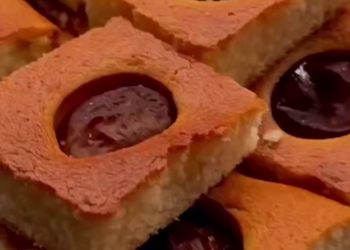 Манник со сливами, кадр из видео