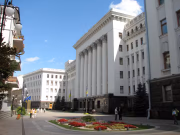 Підлеглого Порошенка знайшли у калюжі крові біля церкви