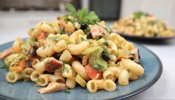 Салат из макарон с курицей и перцем: фото скрин Ютуб