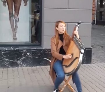 Тернополянка с ангельским голосом и бандурой покорила горожан - "Она нереально классная"