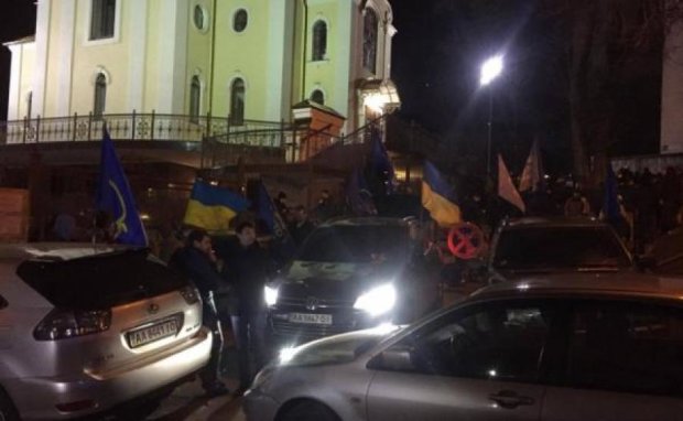 Активісти Автомайдану не випускають Насірова з суду