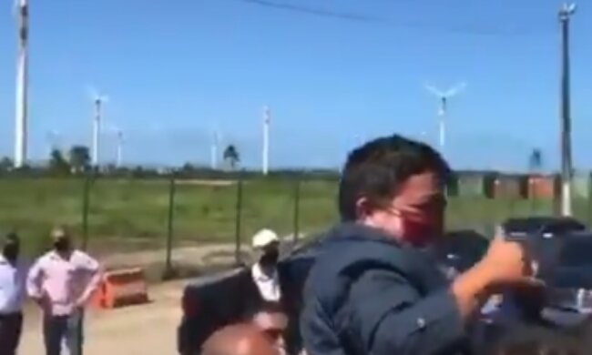 Болсонару и карлик, скриншот видео