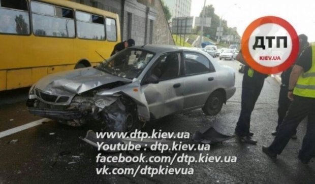 Daewoo протаранил опору моста в Киеве (ФОТО)