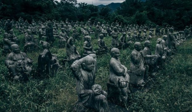 Японський фотограф показав село з кам'яними жителями