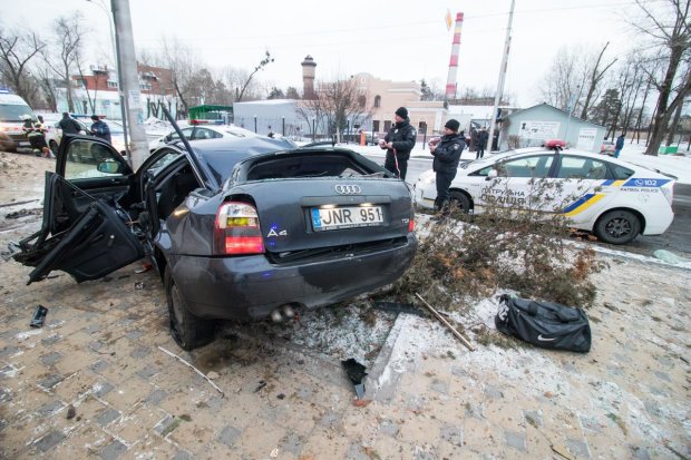 В Киеве евробляха сбила столб и остановку, есть погибший: детали