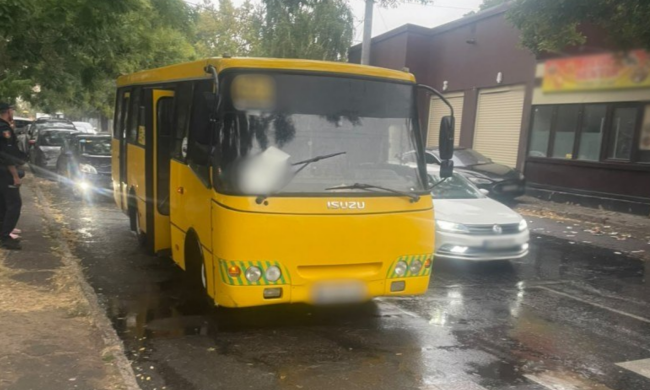 Маршрутка збила пішохода в Одесі, ДТП, кадр з відео