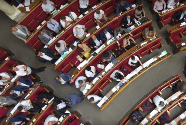 Депутат показал видео из-под купола парламента