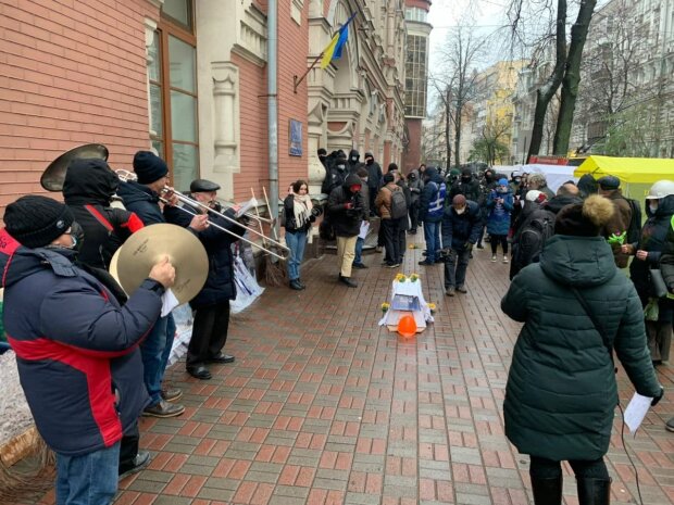 В центре Киева митингующие устроили "похороны коррупции" Чернышева и чиновников ГАСИ
