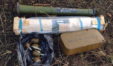 Арсенал зброї  знайшли на автобусній зупинці (фото)