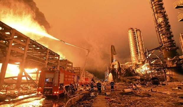 Жуткие последствия взрыва в Китае: сожженые машины и сотни раненых (фото)