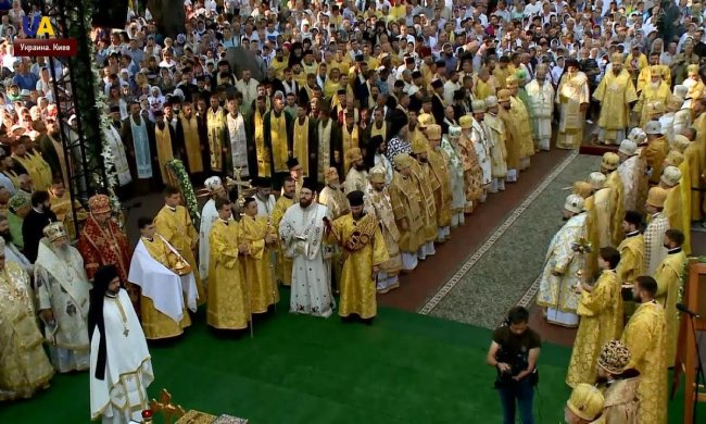 У Києві стартувала Хресна хода ПЦУ: сотні тисяч вірян моляться за Україну, відео онлайн