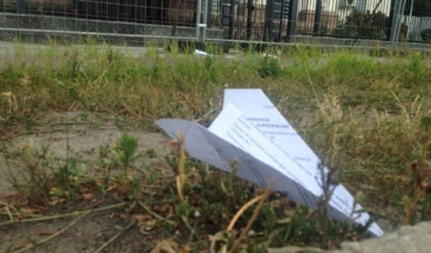 Активісти закидали посольство РФ у Києві паперовими літачками (фото)