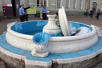 Селфи-мастер развалил фонтан в Сумской области