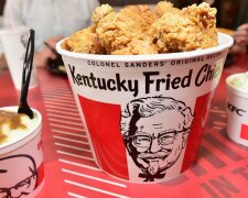 KFC перетворив популярне взуття Crocs на смажену курочку, апетитний ролик