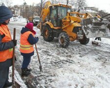 Коммунальщики "защищают" улицы Киева от воображаемого снега: забавное фото