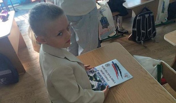 Школярам "ДНР" подарували букварі із портретом Захарченка (фото)
