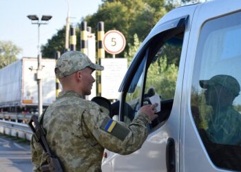 Прикордонник перевіряє документи. Фото: dpsu.gov.ua