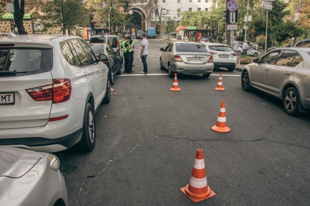 У Києві відремонтована дорога "засмоктала" водія з автівкою: фотошок