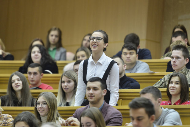 Украинским студентам вместо учебников выдали чеки с нереальными суммами: родители в ужасе от новых расценок