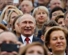 Россияне упали на колени перед Путиным: видео
