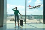 дівчина в аеропорті