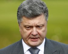 Порошенко отменил военный сбор при покупке валюты