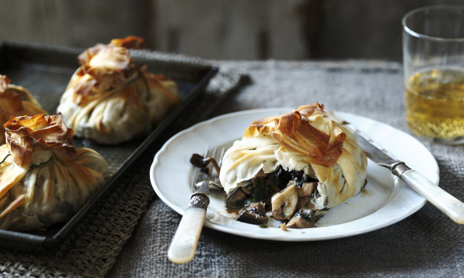 Цікавий рецепт булочок з грибами із листкового тіста