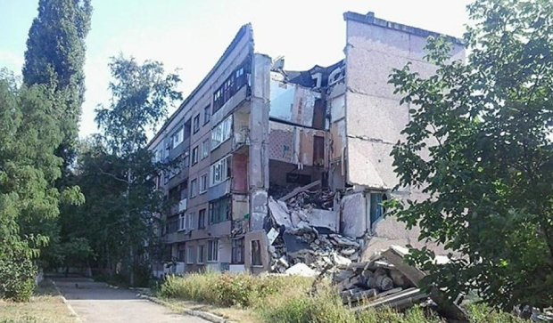 Разрушенные дома и обгоревшая церковь - оккупированный Первомайск (фото)