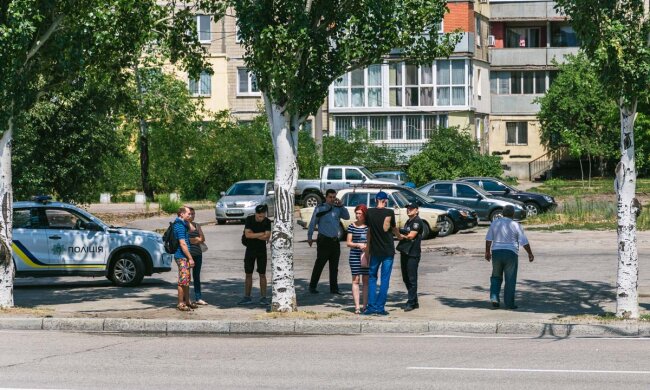 "Жери землю, бл*дь!": У Дніпрі дві подруги влаштували криваві розбірки на вулиці, відео 18+