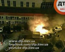У Києві за ніч згоріли дві автівки (фото)
