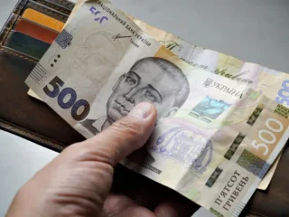 Минимальная зарплата в Украине: гривны, деньги