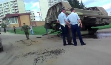 Російські військові загубили по дорозі танк