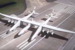 США збудують найбільший у світі літак, розміром з футбольне поле (відео)