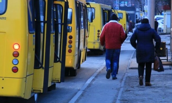 Під Києвом маршрутка "роззулася" на ходу, пасажири зойкнули - кадри за крок від...