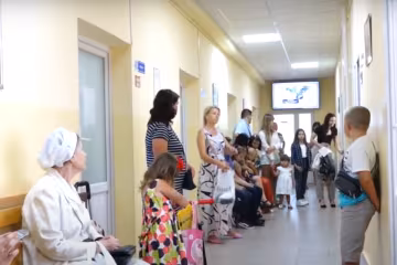 Маленькую тернополянку чуть на раздавил телевизор, медики "колдуют" над искалеченной малышкой